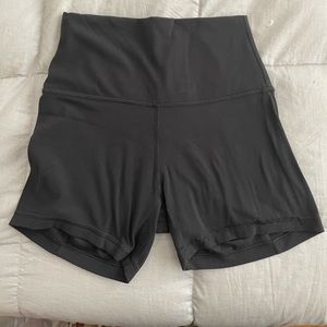 LULULEMON 4’in align shorts in black!